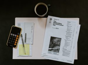 Gestionnaire de paie travaillant sur des documents financiers